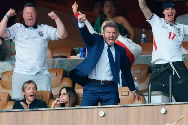 İngiltere'nin tarihi zaferinin ardından David Beckham havalara uçarjen eşi Victoria Beckham'ın düşüncelere daldığı anlar gündem oldu