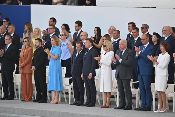 Fransa Cumhurbaşkanı Macron gözlüğü Bastille Günü'nde çıkardı