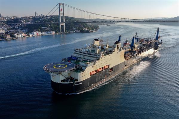Dev doğal gaz boru döşeme gemisi Boğaz'dan geçti