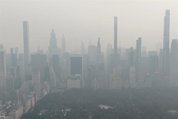 Kanada'da orman yangınlarından yükselen duman, New York'u etkisi altına aldı