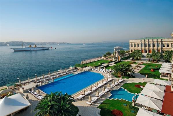 Havuzda serinlemenin faturası pahalıya patlıyor, Çırağan'da havuz keyfi 450 euro