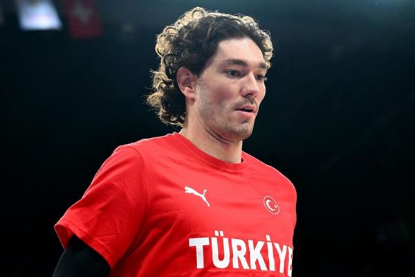 Cedi Osman yeni takımına imzayı attı