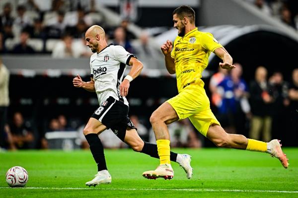 Beşiktaş Hradec Kralove'yi geçerek UEFA Avrupa Ligi'nde play-off turuna yükseldi