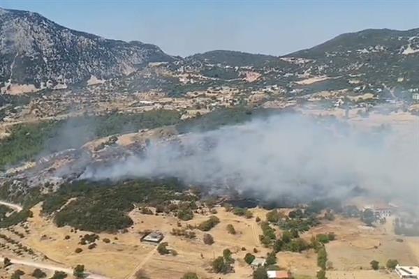 Kaş'ta orman yangınına müdahale ediliyor