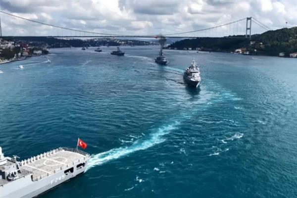 İstanbul Boğazı'nda 30 Ağustos Zafer Bayramı dolayısıyla gemi korteji düzenlendi