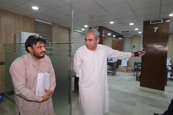 Pakistan İçişleri Bakanı Muhsin Nakvi pasaport bürosunu habersiz denetledi, kimseyi bulamadı, hepsini görevden aldı