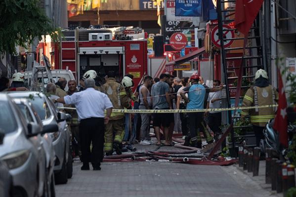 İstanbul Bakırköy'de bir otelde çıkan yangında 12 kişi yaralandı