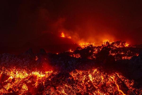 Endonezya'daki yanardağ patlaması sonrası 1500'den fazla uçuş iptal edildi