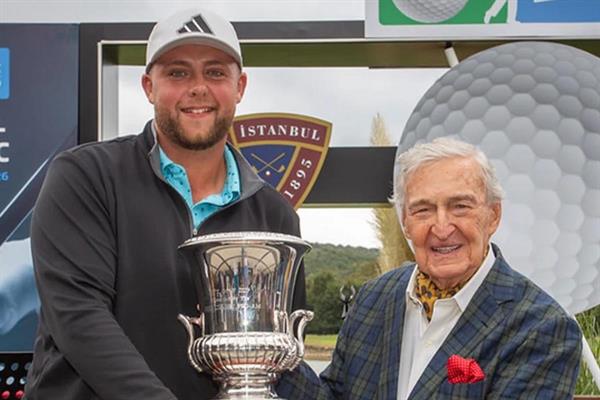 29'uncu kez düzenlenen Beko Classic Pro-Am Golf Turnuvası'nda şampiyona kupasını Rahmi Koç verdi